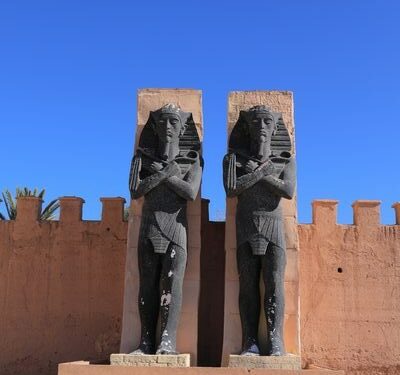 Estatuas egipcias en los famosos estudios de cine Atlas Corporation, a tan solo 5 kilómetros de Ouarzazate