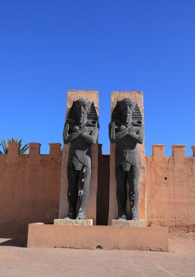 Estatuas egipcias en los famosos estudios de cine Atlas Corporation, a tan solo 5 kilómetros de Ouarzazate