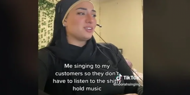 Una agente de viajes le canta a un cliente en espera y cautiva a millones de personas