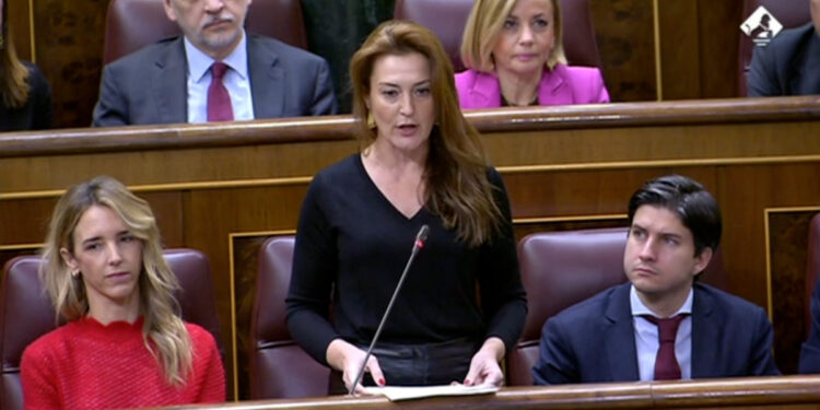 Una diputada del PP sonroja a Yolanda Díaz por sus viajes vacíos por América Latina