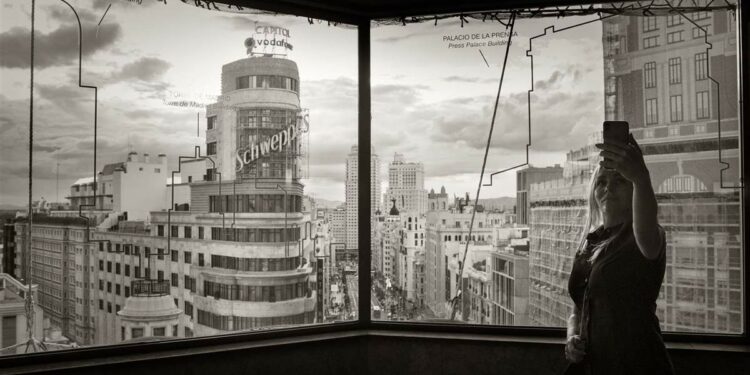 Una exposición celebra los 50 años del mítico cartel de Schweppes de Madrid