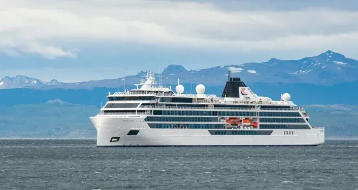 El Viking Polaris anclado en aguas del Océano Atlántico en Ushuaia, al sur de Argentina, el 1 de diciembre de 2022. Una persona murió y otros cuatro pasajeros resultaron heridos cuando una ola gigante rompió varios paneles de vidrio en un crucero que navegaba por aguas antárticas durante una tormenta, el 29 de noviembre.
