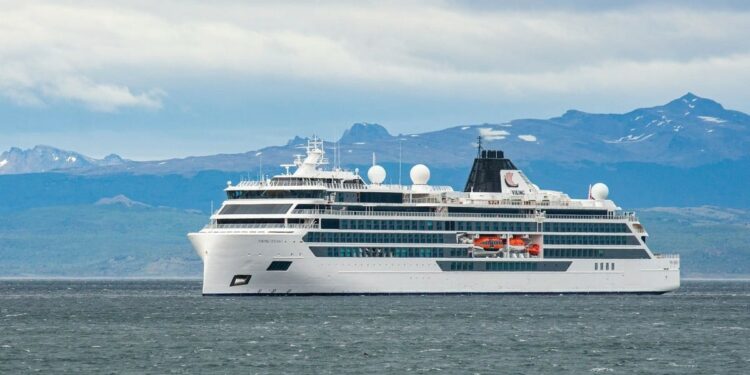 Una ola gigante golpeó a un crucero y mató a una turista en el sur argentino