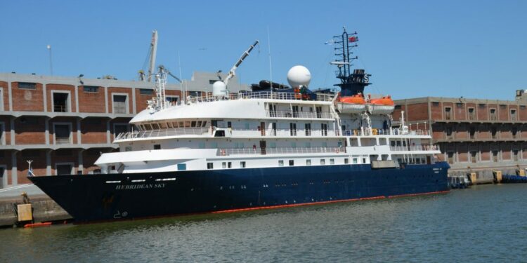 Uruguay: Crucero y buque de la competencia Extreme-E realizan escala técnica en Puerto de Montevideo