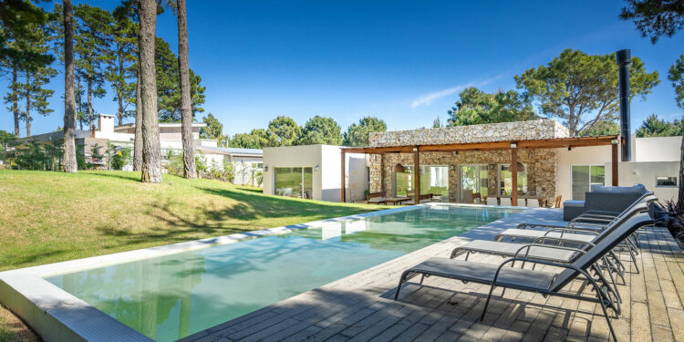 Mercado Libre, Booking y Airbnb son las plataformas más utilizadas para alquilar casas durante el verano.