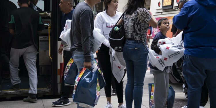 Autobús que transporta migrantes llega a Union Station de Chicago el viernes 14 de octubre de 2022, procedente de Texas.
