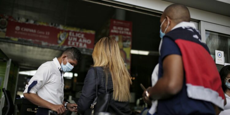 Los viajeros frecuentes pueden comprar un pase rápido por 194 mil pesos para agilizar su paso por la oficina migratoria. Crédito: Colprensa
