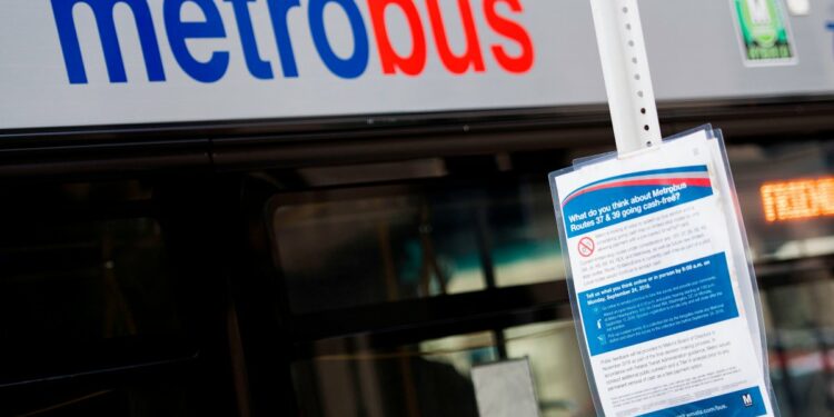 Viajes en Metrobus pudieran ser gratuitos el próximo año – Telemundo Washington DC (44)