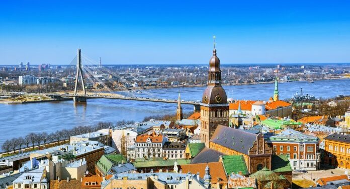Vista panorámica de la ciudad de Riga, Letonia, desde lo alto de la torre de la iglesia de San Pedro