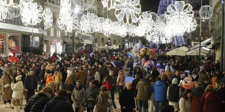 Decenas  de personas disfrutaban del fin de semana en Vigo.  // Fotos: R. Grobas /J. Lores