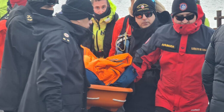 Viking Octantis realiza llamado a autoridades marítimas chilenas por pasajera lesionada