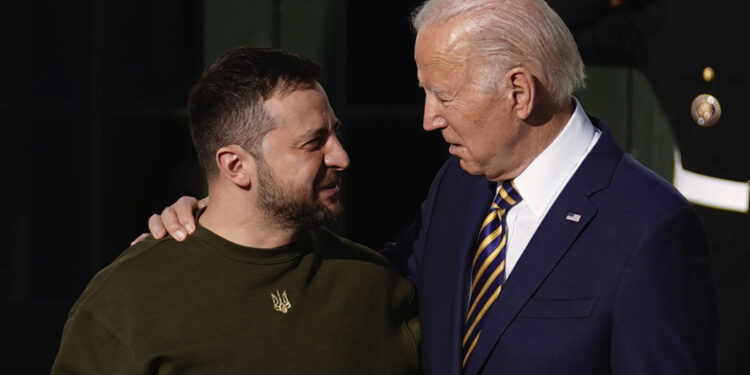 El presidente Joe Biden da la bienvenida al mandatario ucraniano Volodymyr Zelenskyy en la Casa Blanca en Washington, el 21 de diciembre de 2022. (AP Foto/Andrew Harnik)
