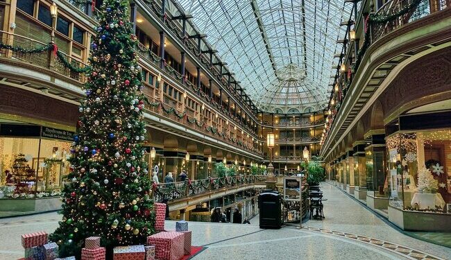El centro comercial de Dubai acoge uno de los árboles de navidad más espectaculares de la ciudad