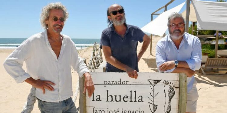 Guzmán Artagaveytia (izquierda), Martín Pittaluga (centro) y Gustavo Barbero (derecha), los socios y dueños del Parador La Huella