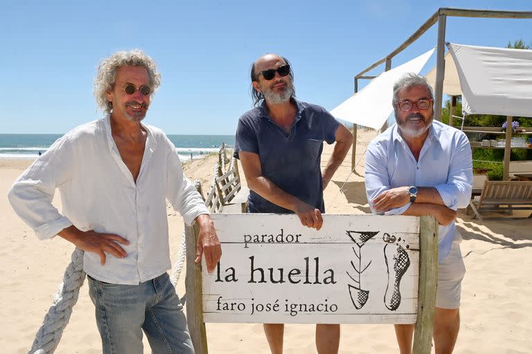 Guzmán Artagaveytia (izquierda), Martín Pittaluga (centro) y Gustavo Barbero (derecha), los socios y dueños del Parador La Huella