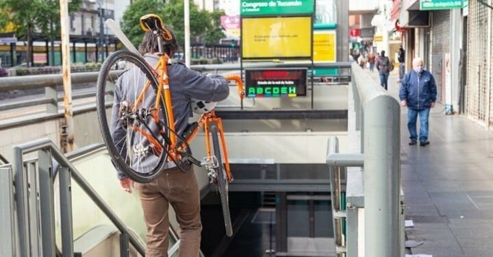 Entrar al Subte con la bicicleta se volvió posible a partir de la pandemia. Foto: GCBA.