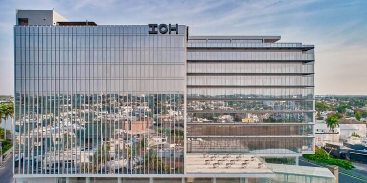 La marca IOH celebra su inauguración, en compañía del gobernador del estado de Yucatán, Mauricio Vila; José Carlos Azcárraga, Director general de Posadas