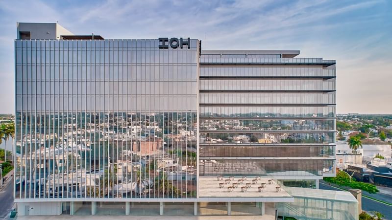 La marca IOH celebra su inauguración, en compañía del gobernador del estado de Yucatán, Mauricio Vila; José Carlos Azcárraga, Director general de Posadas
