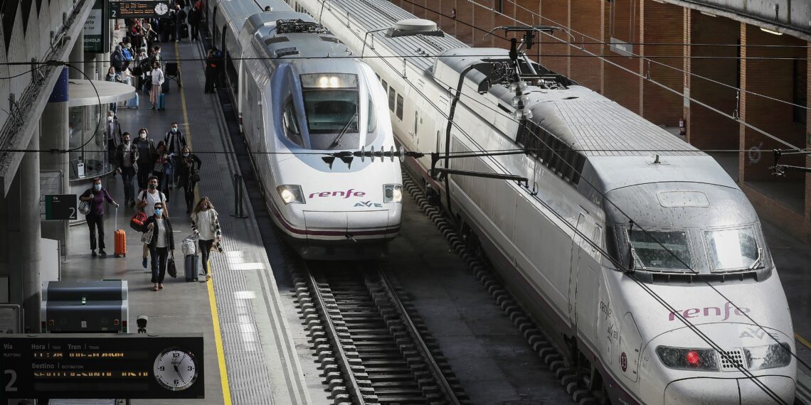 Trenes AVE en la estación de Santa Justa, en Sevilla.