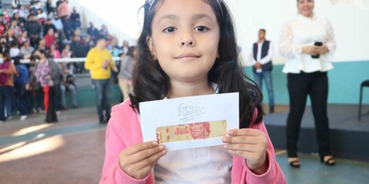 ¡Les va bien! Niños y niñas reciben apoyo económico