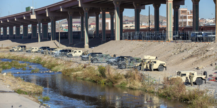 La Guardia Nacional de Texas vigila en la margen norte del río Bravo (Grande) el miércoles 21 de diciembre de 2022 para impedir que los migrantes lleguen a la cerca fronteriza en su intento por ingresar a El Paso, Texas, desde Ciudad Juárez, México. (AP Foto/Andrés Leighton)