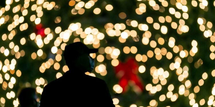 ¿Debe ir a una fiesta si está enfermo? Cómo enfrentar los viajes y las reuniones familiares durante la tripledemia