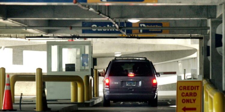 ¿Dónde estacionarse en los aeropuertos de Miami y FLL si los garajes están llenos?