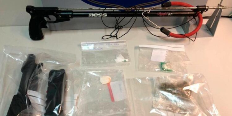 ¿Quién sale de marcha en Salou con un arpón?