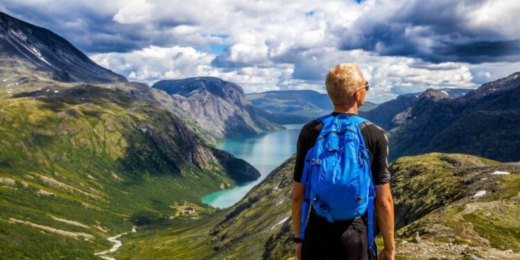 10 artículos esenciales que debes empacar para hacer senderismo