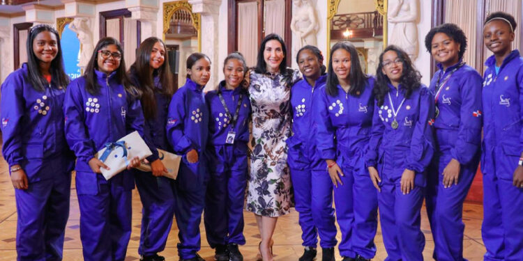 15 niñas ecuatorianas podrán ir a la NASA