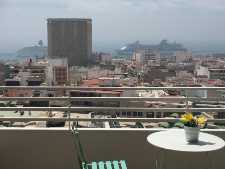 Imagen de archivo de dos cruceros atracados en el puerto de Alicante