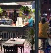 Numerosos grupos de turistas extranjeros almuerzan estos días en los bares del Mercado Central de Alicante y sus alrededores