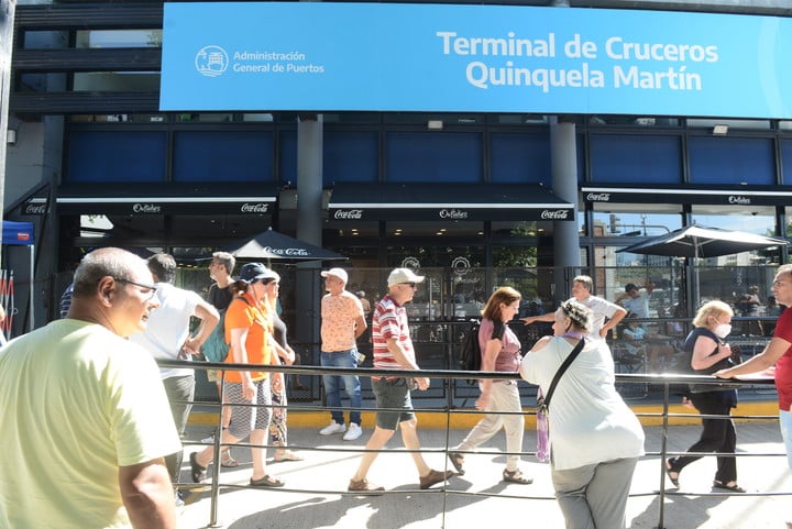 Movimiento de turistas esta semana en una terminal revolucionada. Foto: Luciano Thieberger
