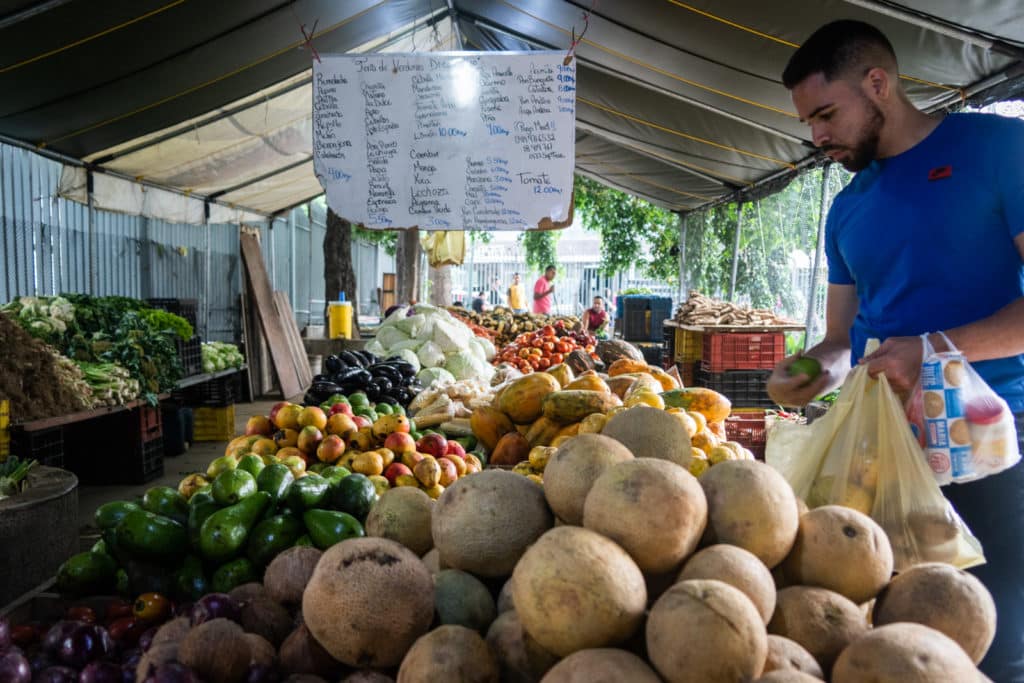 Precios compradores vendedores trabajos informales comercio comercios Canasta Básica Alimentaria Verduras, Frutas y Hortalizas Mercado mercados a cielo abierto Catia supermercados Ferias de hortalizas venezolanos calidad de alimentos ofertas economía