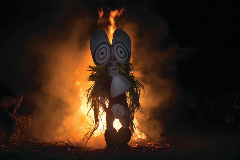 Ceremonia del fuego en Papúa, Nueva Guinea, parada del crucero por el mundo de la línea SilverSea.