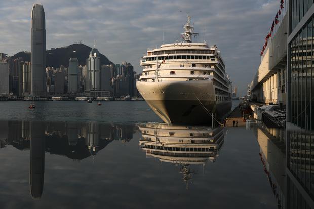 El crucero 'Silver Spirit' navega hacia el puerto Victoria en Hong Kong, China, el 18 de enero de 2023. (Foto de EFE/EPA/JEROME FAVRE)