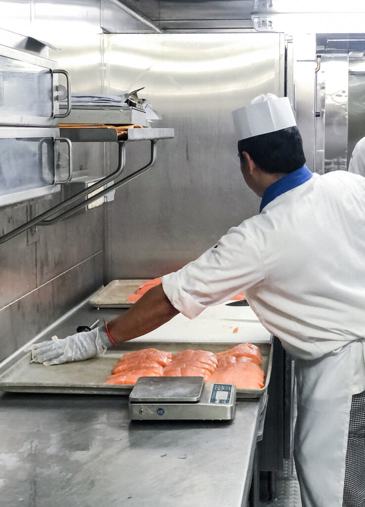 Las cocinas de un crucero funcionan 24/7. Foto: Iker Jáuregui.