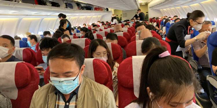 Pasajeros con mascarillas tras el brote de la enfermedad por coronavirus (COVID-19) en un vuelo de China Eastern Airlines en el Aeropuerto Internacional de Shenzhen Baoan en Shenzhen, provincia de Guangdong, China 19 de mayo de 2020. REUTERS/Martin Pollard/Archivo
