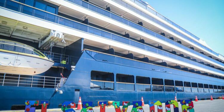 Crucero Evrima llega por primera vez a El Salvador