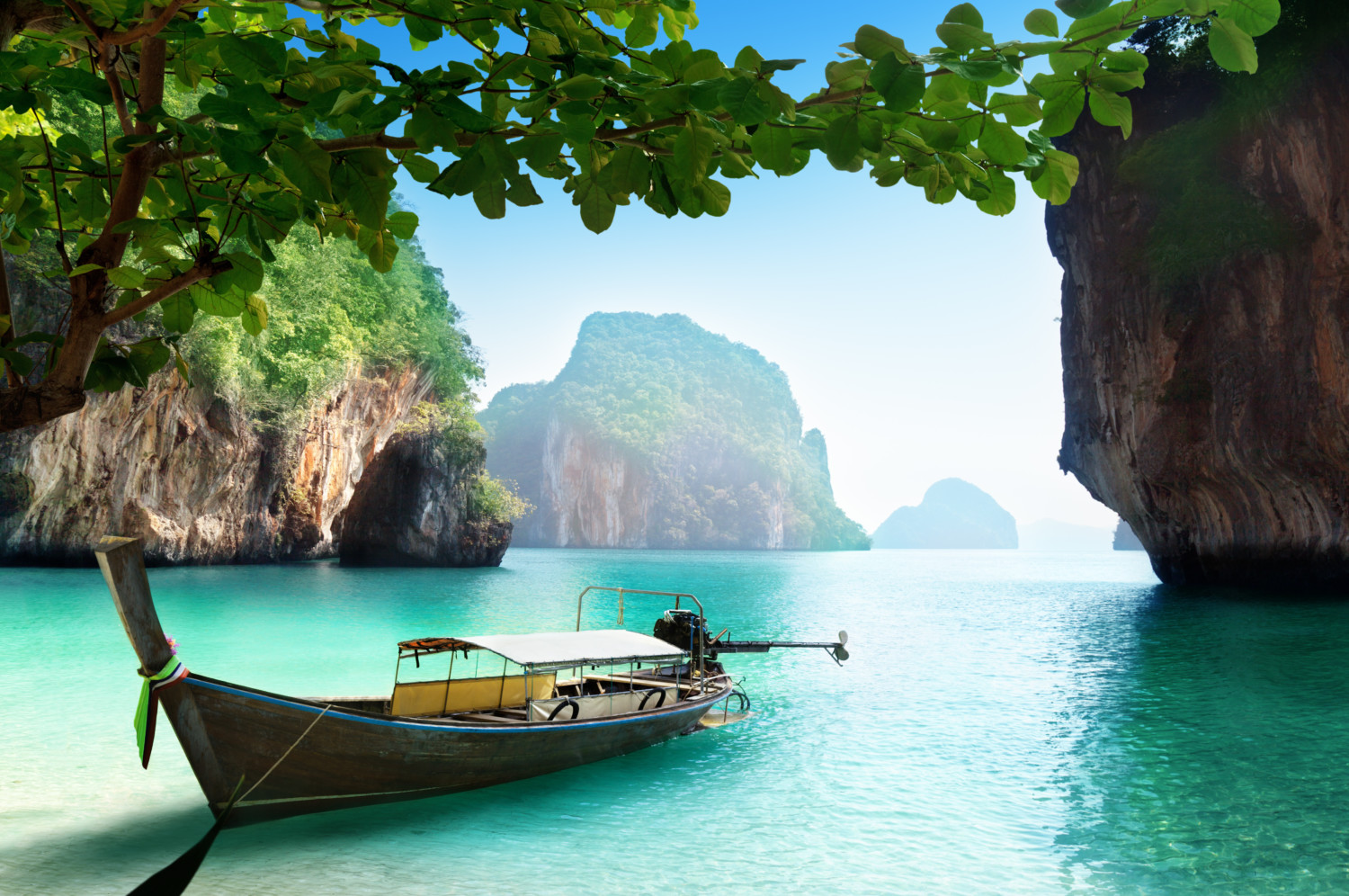 Barco en la playa de la isla en la provincia de Krabi, Tailandia