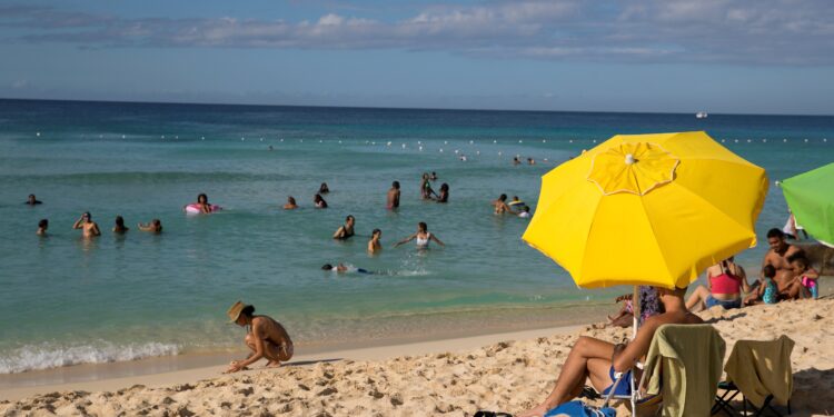 Fotografía de archivo de grupos de personas mientras se encuentran en la playa en Bayahibe, República Dominicana. EFE/ Orlando Barría
