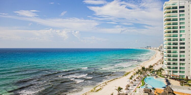 3 opciones para llegar al Aeropuerto de Cancún en transporte público