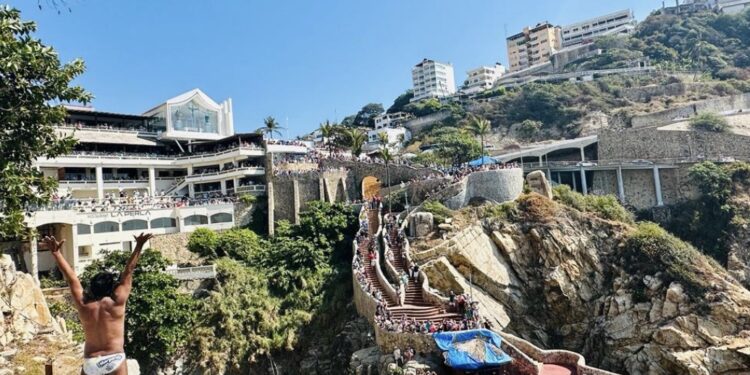 Abarrotan La Quebrada los turistas que bajaron ayer del crucero Norwegian Joy