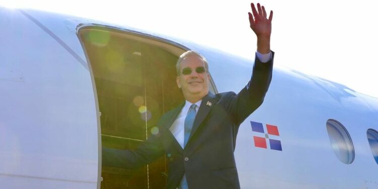 Abinader va rumbo a Miami en un avión de la aerolínea Sky High