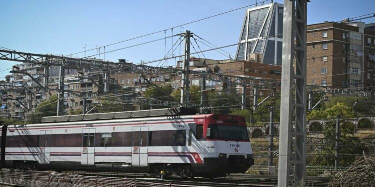 Un tren de cercanías de Renfe llega a la estación de Chamartín. EFE/ Fernando Villar