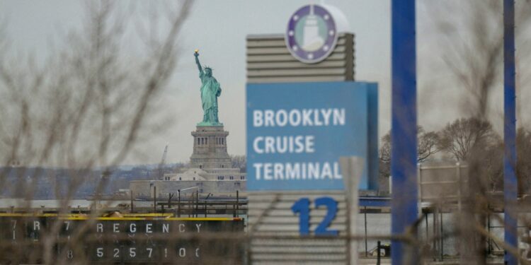 Abren un nuevo refugio temporal para inmigrantes en la terminal de cruceros de Brooklyn, Nueva York | Noticias Univision Edicion Digital