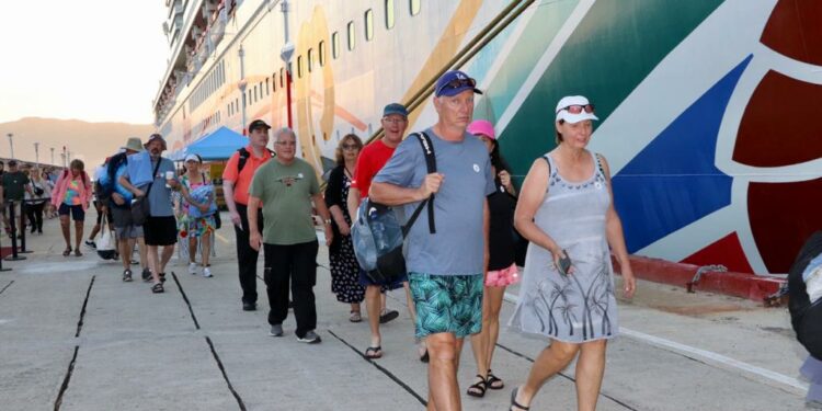 Acapulco recibe por segundo día crucero con 5 mil 108 personas a bordo