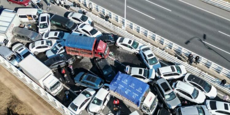 Accidente en China deja 17 muertos al iniciar la fiebre de viajes vacacionales