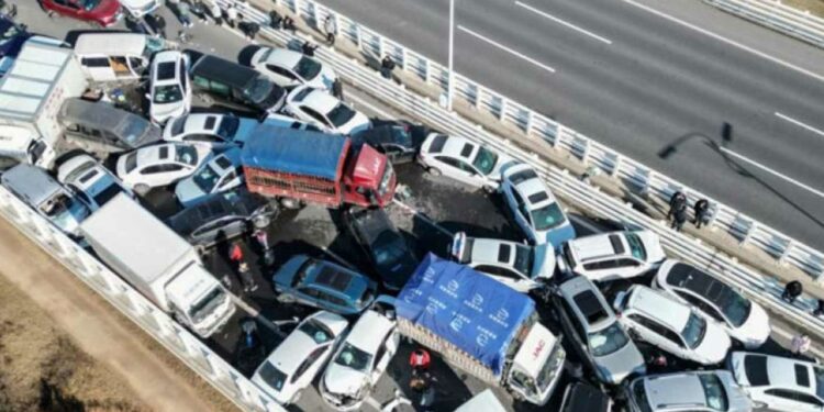 Accidente en China deja 17 muertos al iniciar la fiebre de viajes vacacionales