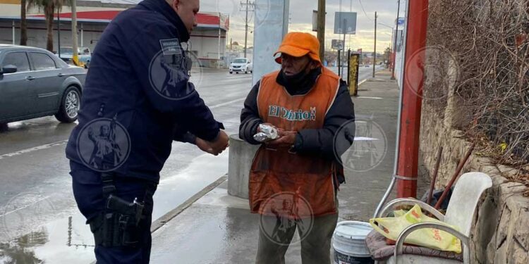 Agentes viales reparten burritos en los cruceros